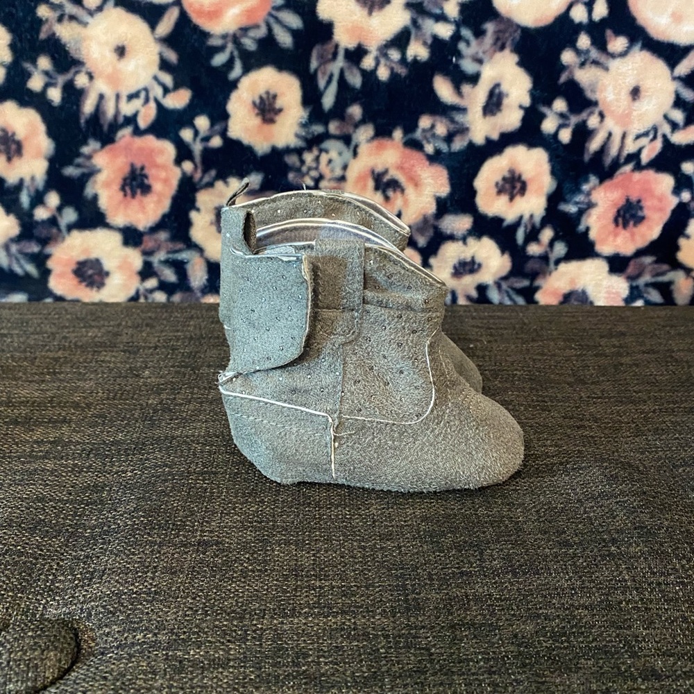 🦄BUY 2 GET 2 FREE! 3-6 mo baby gray boots